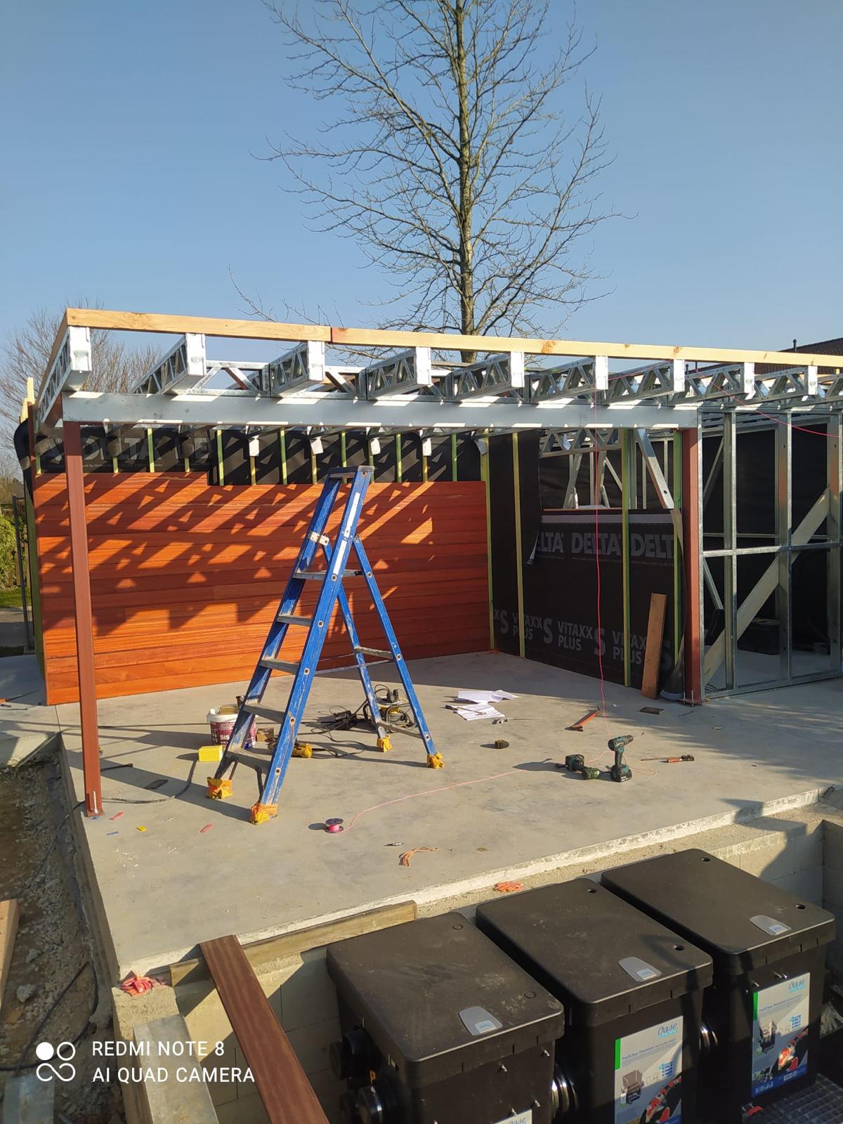 Zelfbouw poolhouse in staalframe – modulair bouwsysteem van RevoFrame voor snelle montage