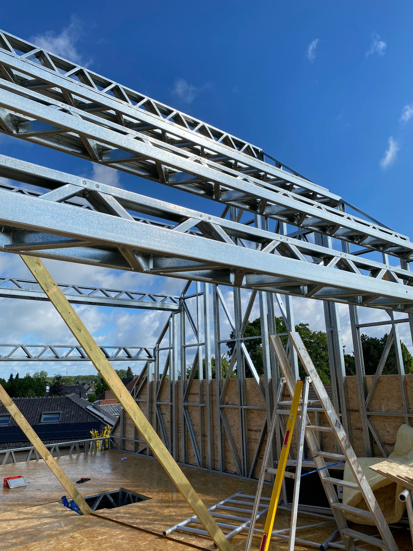Lichtgewicht prefab dakconstructie in staalframe – klaar voor isolatie en dakafwerking